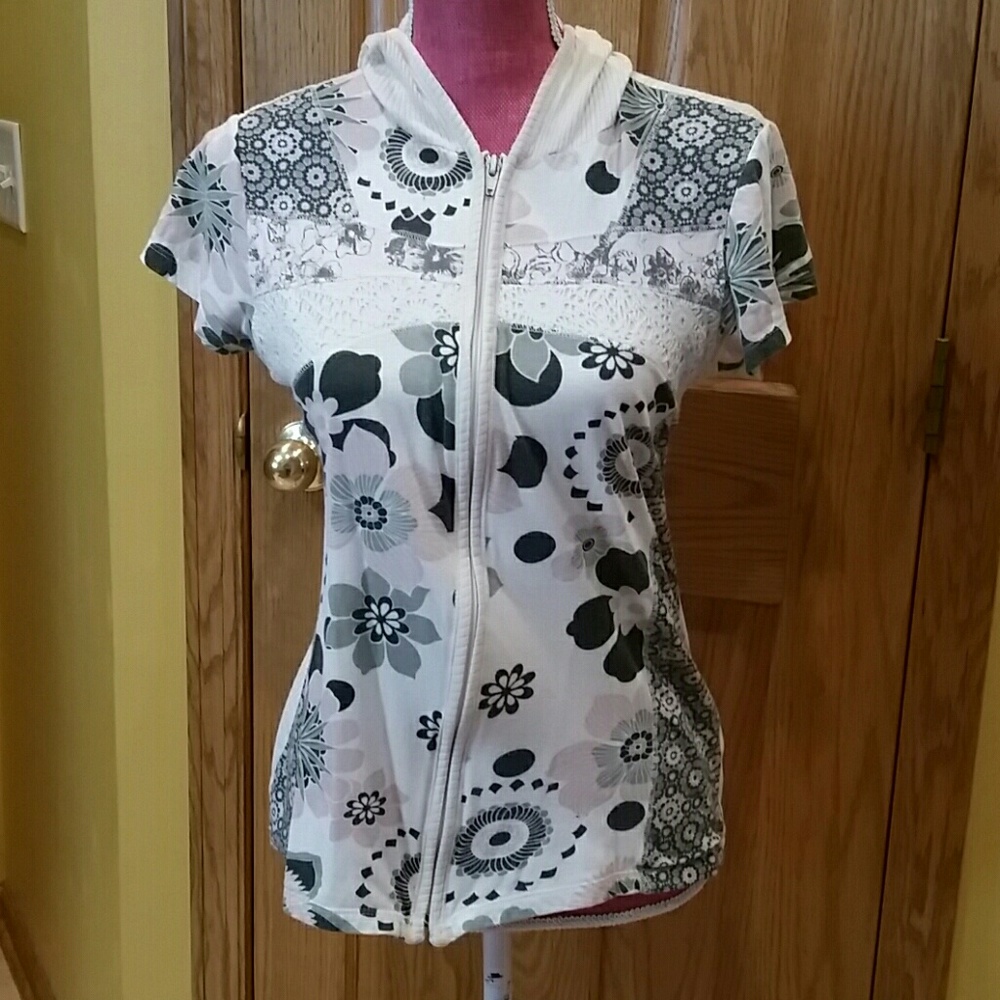 Short sleeve hooded knit shirt